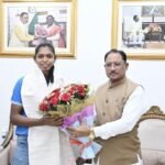 एशियन गेम्स की स्वर्ण पदक विजेता टीम की संजू देवी को मुख्यमंत्री साय ने 51 लाख रुपए की प्रोत्साहन राशि देने की घोषणा की